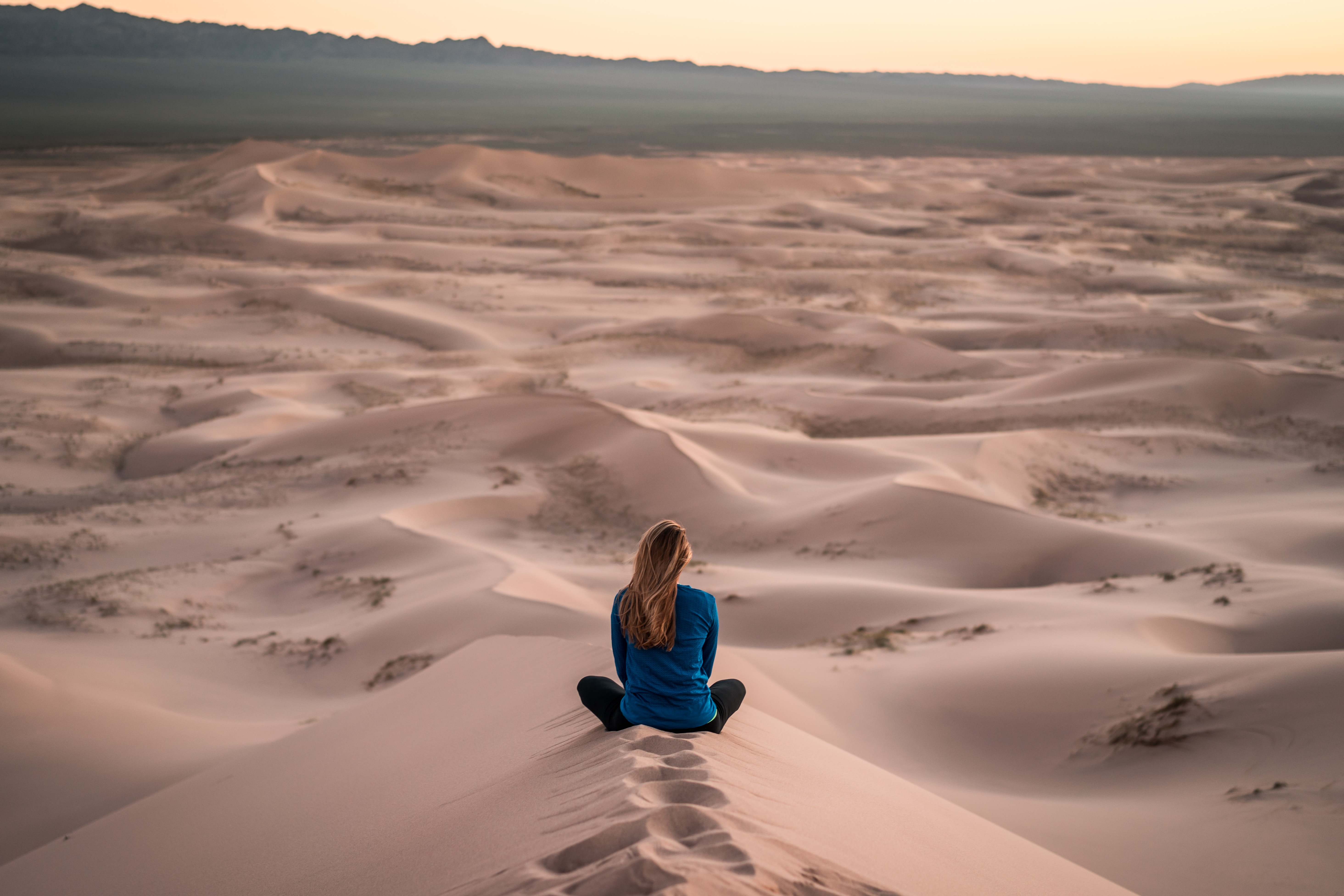posture woman in desert