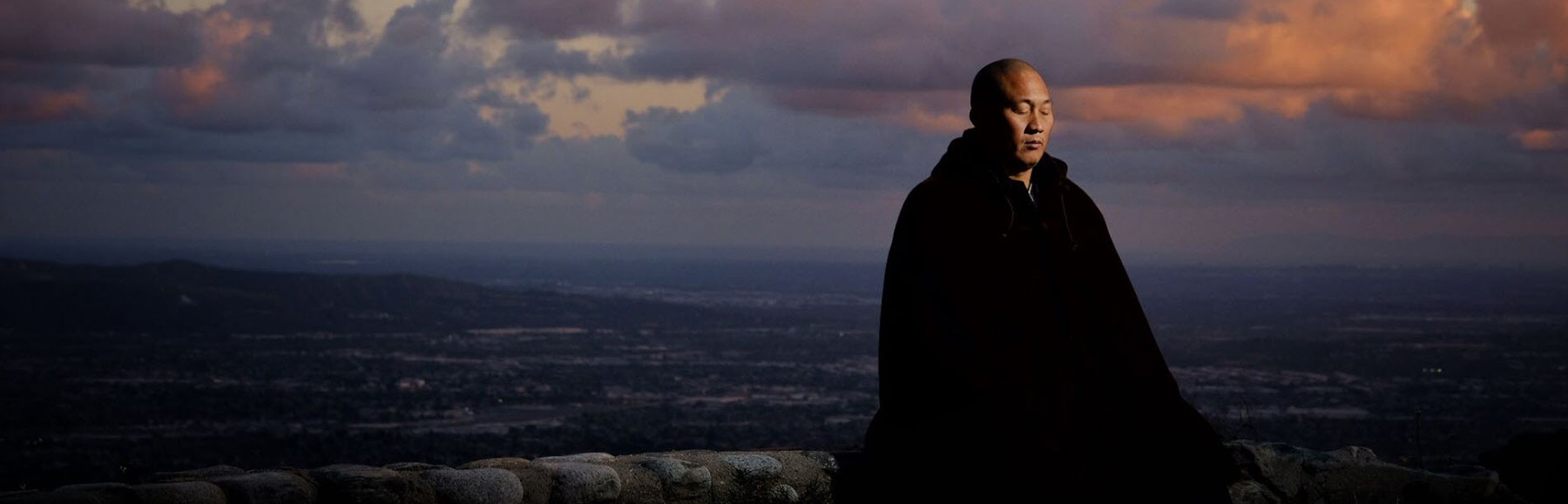 Master Shi Yanxu meditating