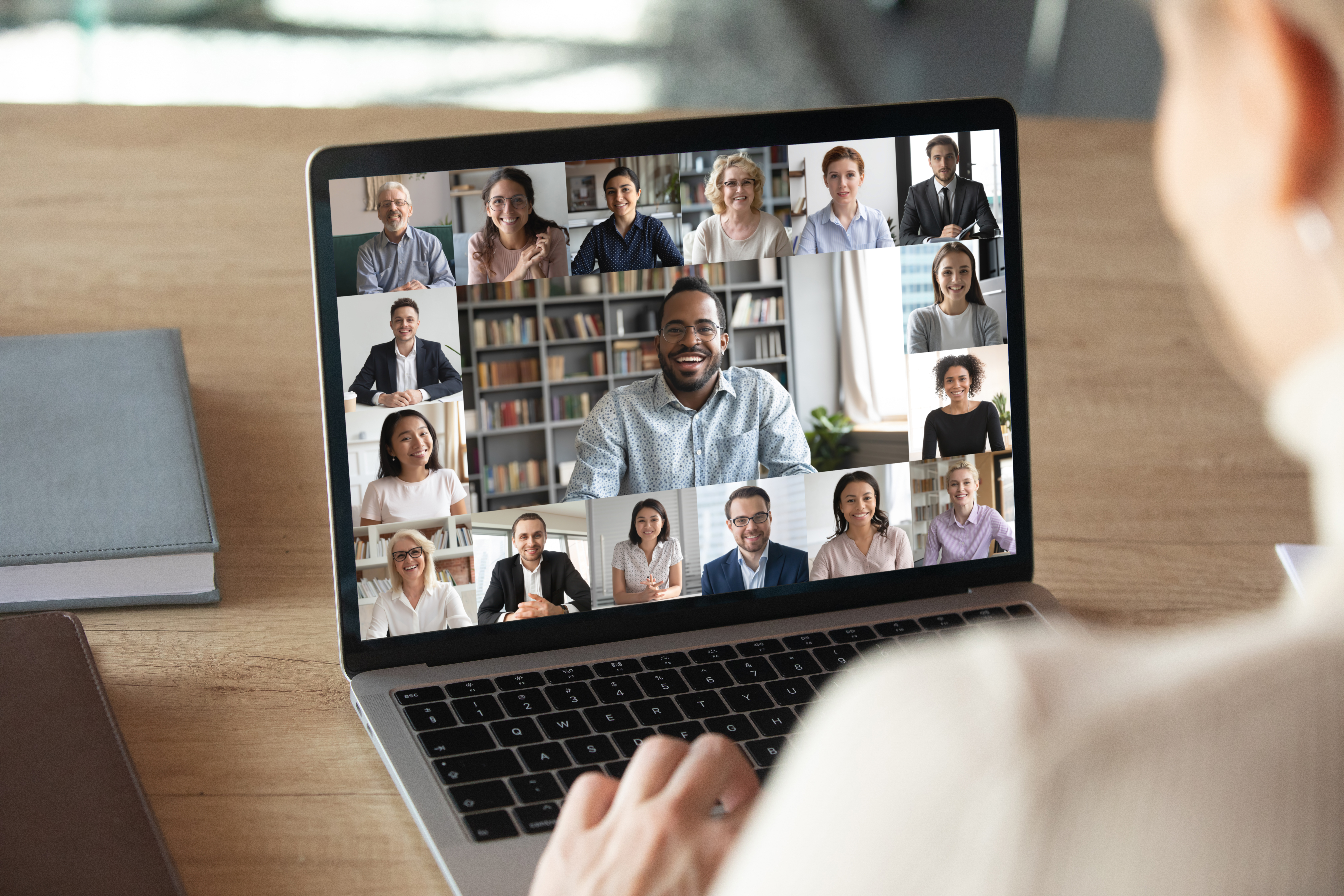 Person sitting in front of a computer in an online meeting