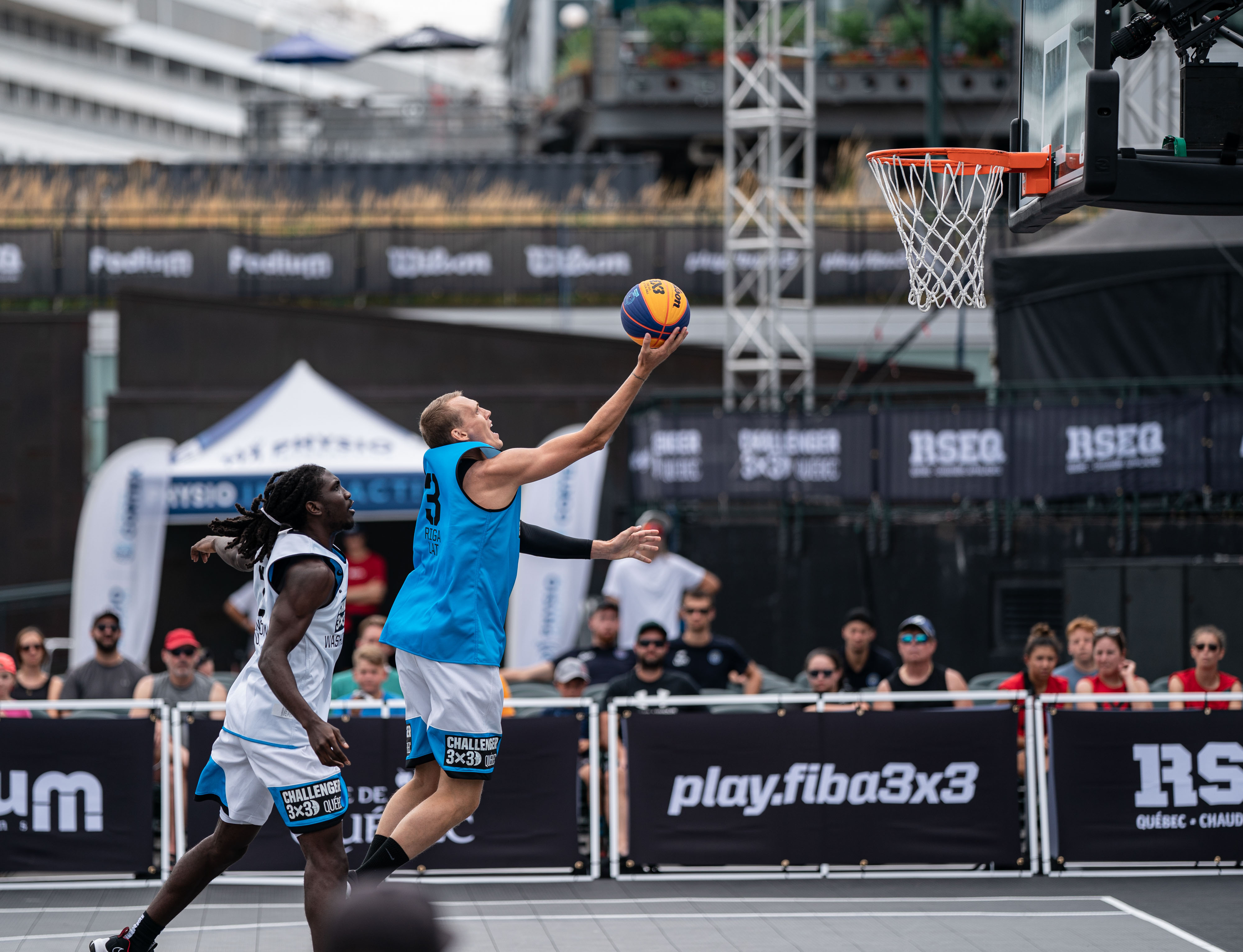 Photo en action d&#39;un joueur de basketball