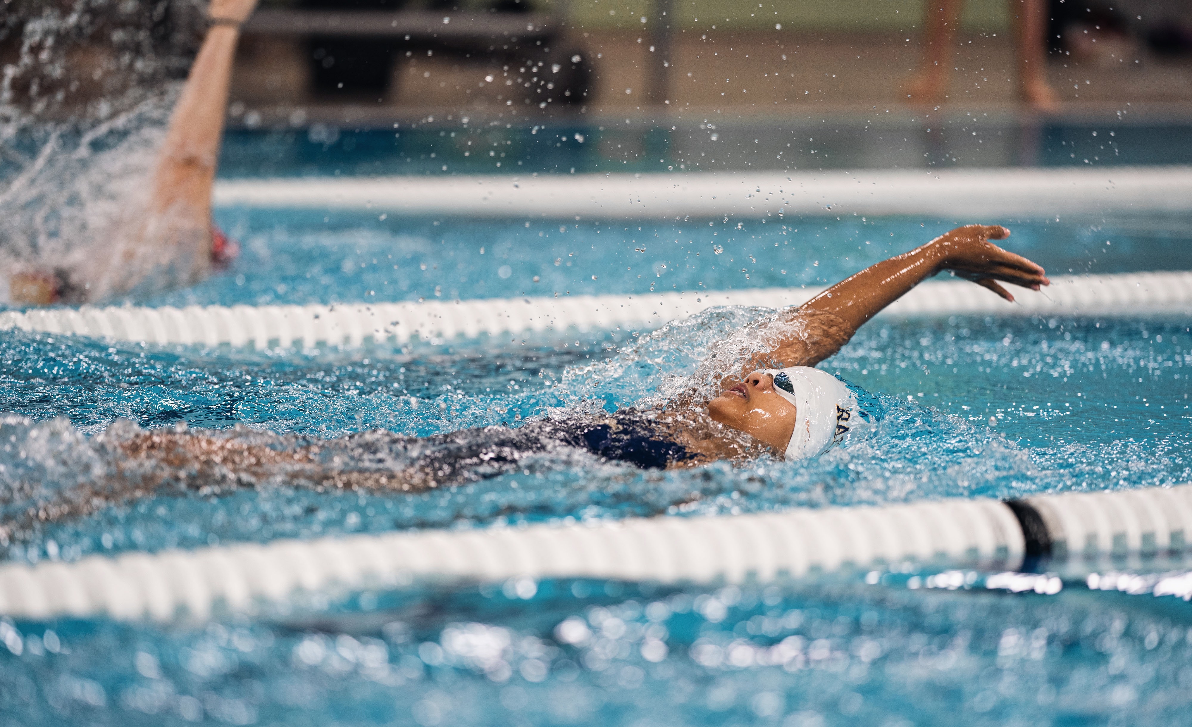 Photo en action d&#39;une athlète de natation lors d&#39;une compétition