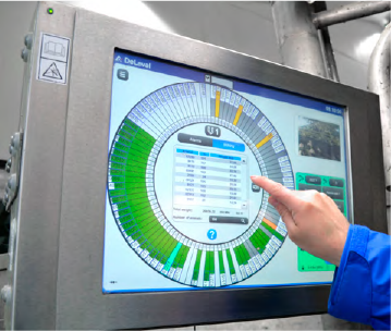 Persona controla rotativa de ordeño desde panel de control táctil DeLaval.
