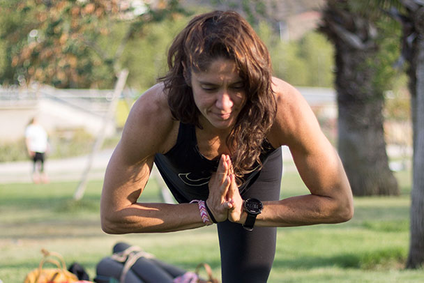 Mujer practica yoga en un parque