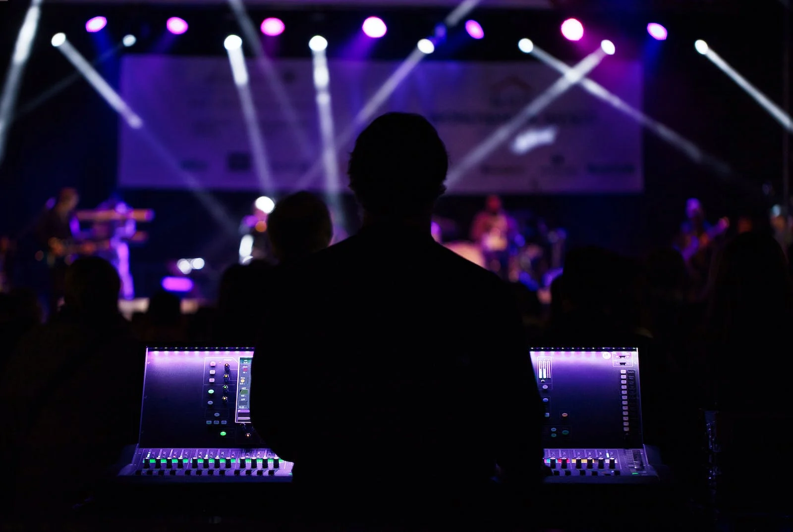 Operador de sonido en un evento en vivo