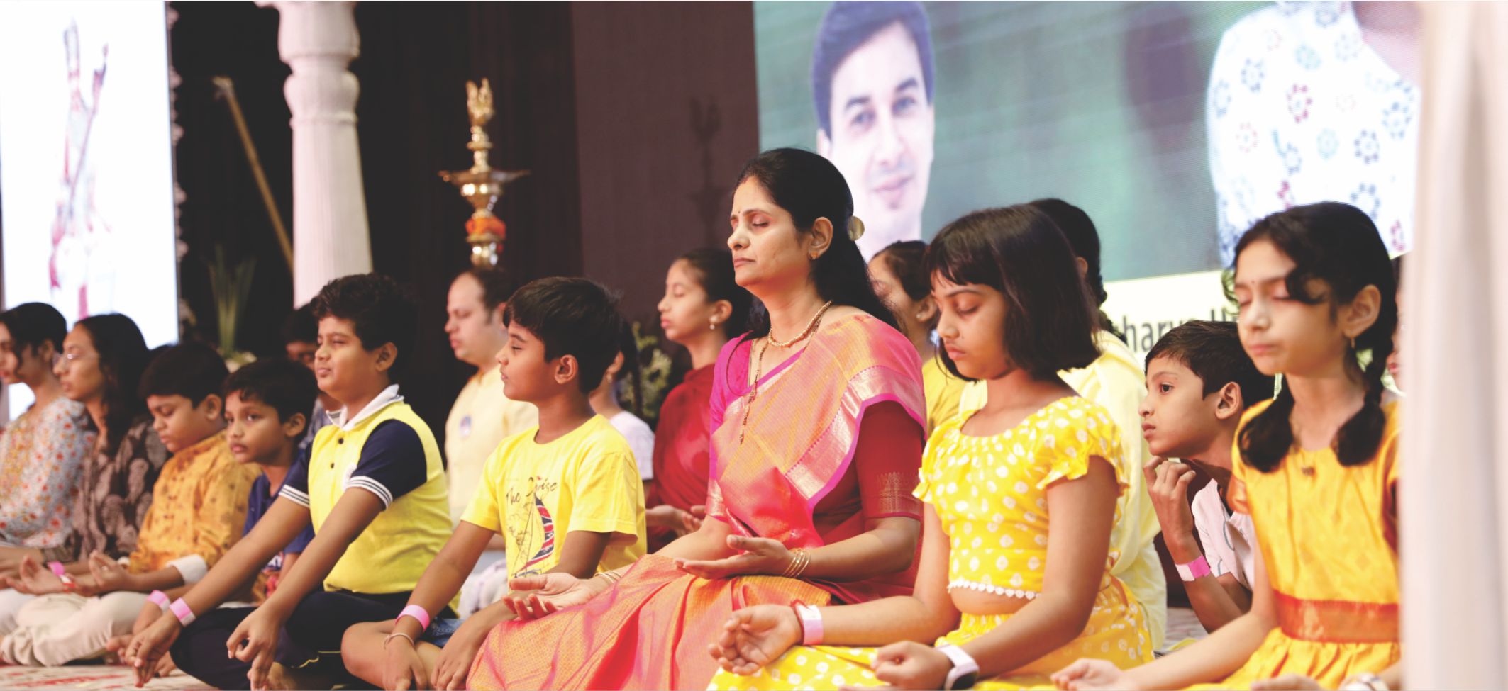 शक्तिशाली ‘सरस्वती दीक्षा’ — आचार्य उपेन्द्र जी एवं गुरुमाता नीता ताई के पावन सान्निध्य में।