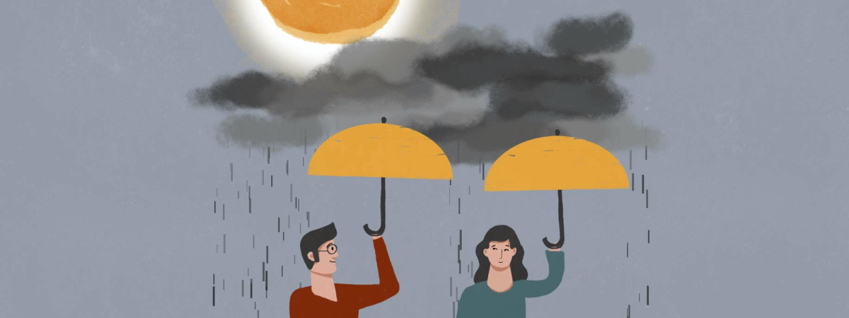 Therapeut und Klient halten jeder einen Regenschirm und über den Wolken zeigt sich die Sonne.