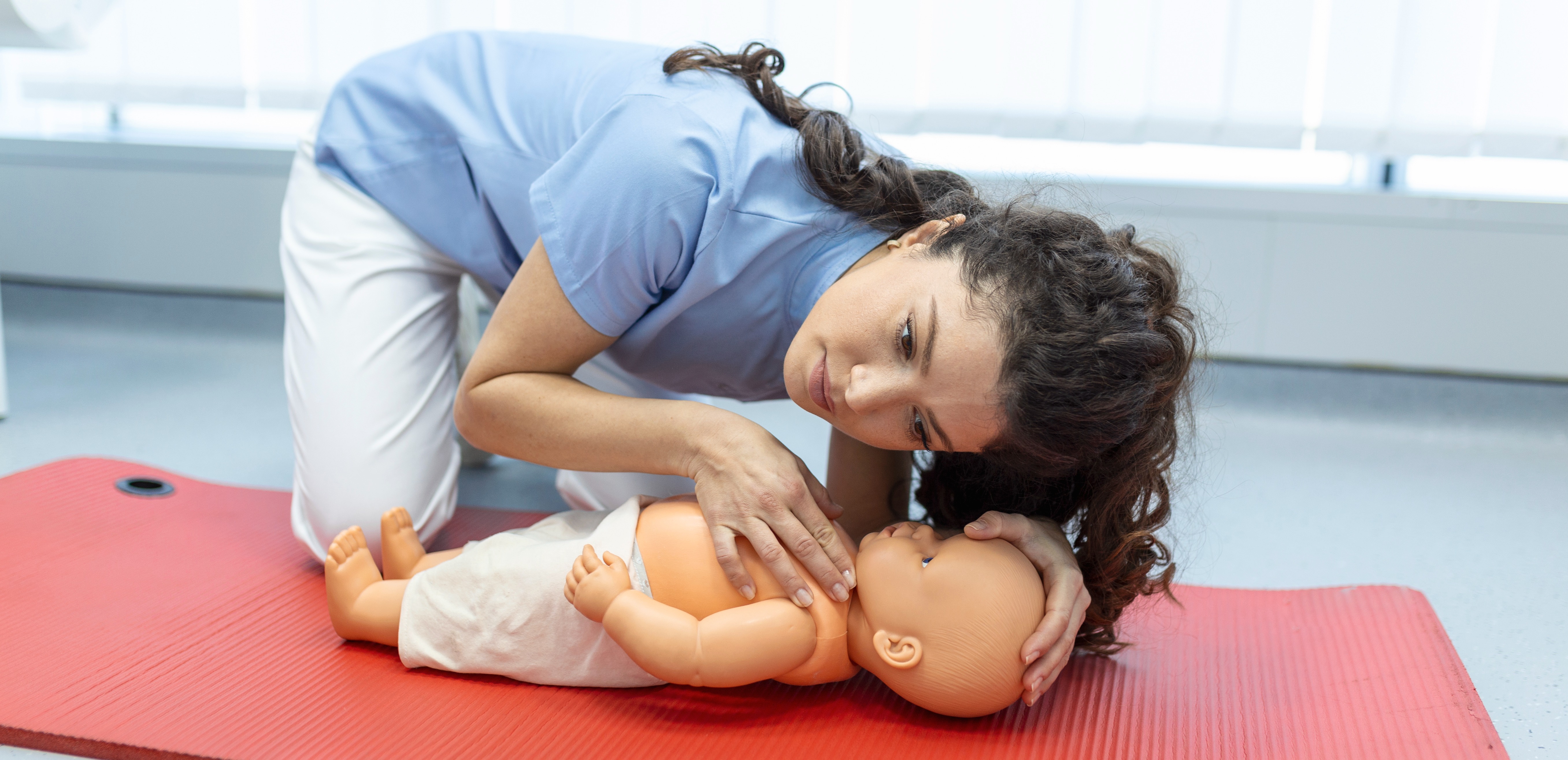 TALLER: PRIMEROS AUXILIOS EN EL BEBÉ Y EL NIÑO