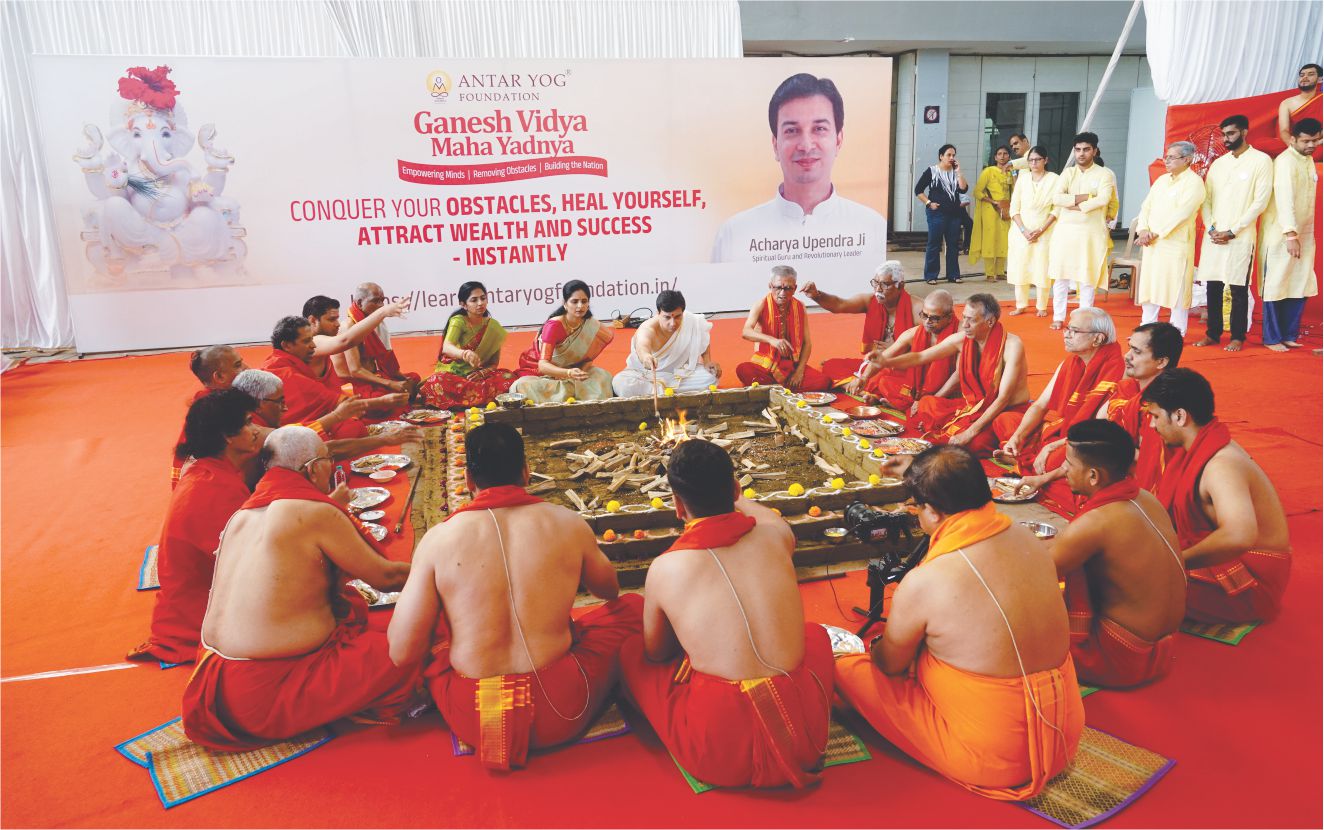 दिव्य महायज्ञ में श्रीगणेश अथर्वशीर्ष के पवित्र आवर्तन तथा श्रीगणेश के शक्तिसम्पन्न बीज मन्त्रों के जप के साथ आहुतियाँ अर्पित करते हुए