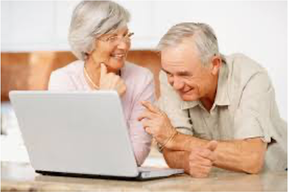 personas adultas mayores utilizando una computadora