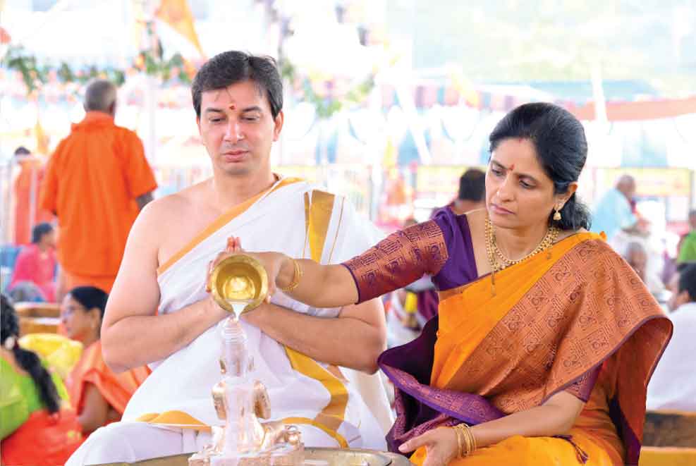 Acharya Upendra Ji and Gurumaa Neeta Tai performing Abhishek