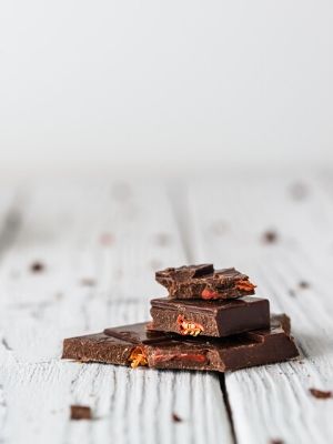 healthy chocolate and goji berries bar