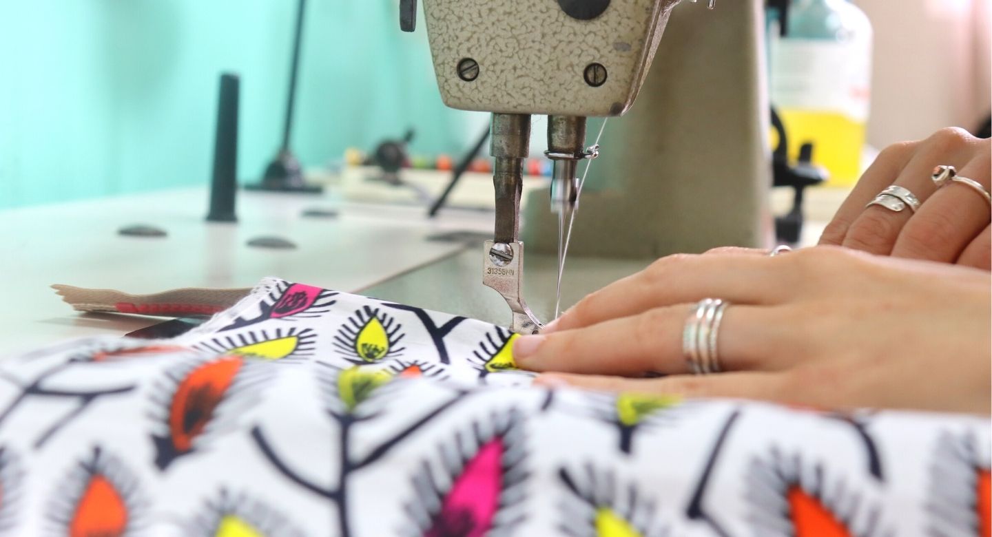 maquina de coser y tela 