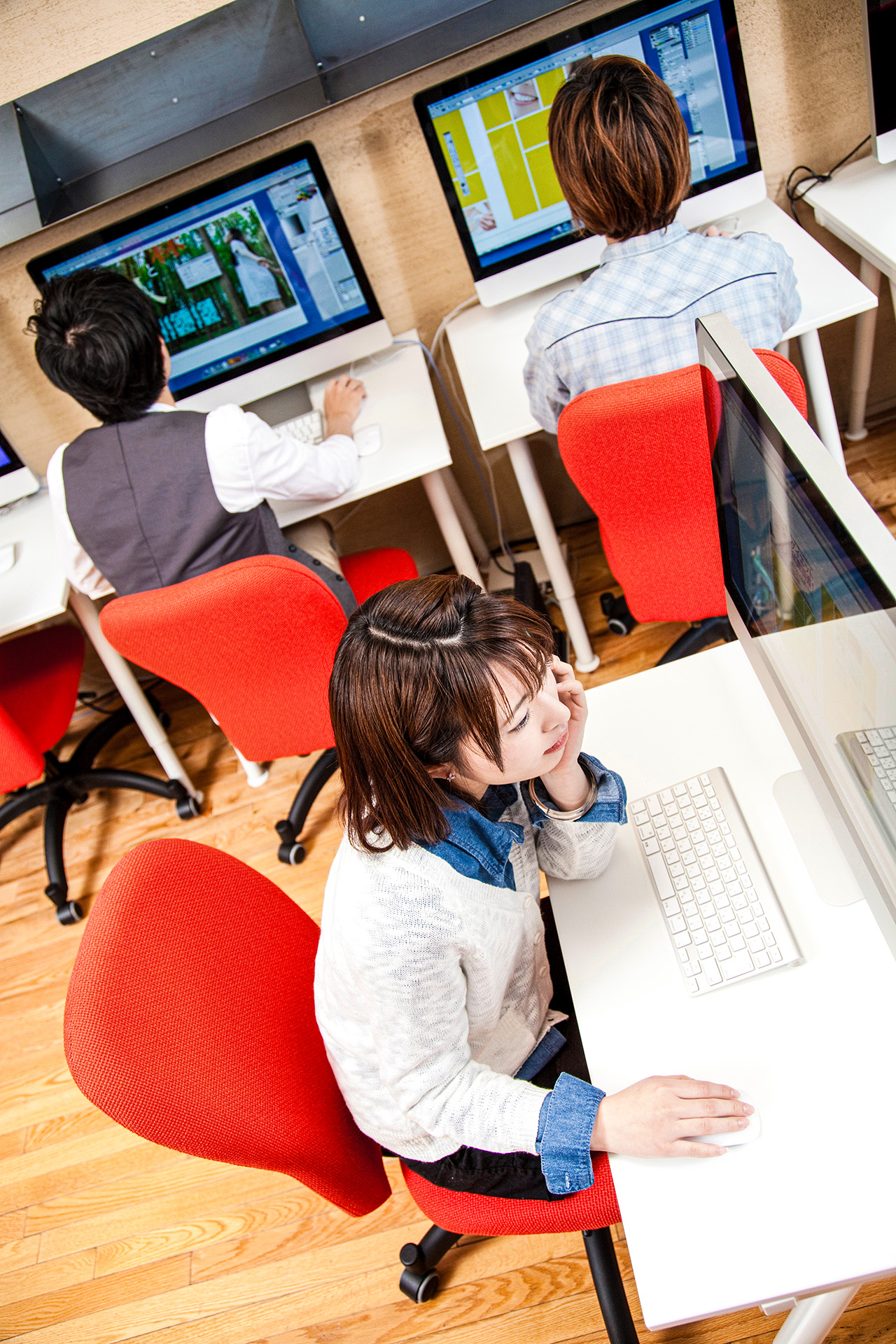 学校の教室で生徒たちがグループワークしている写真