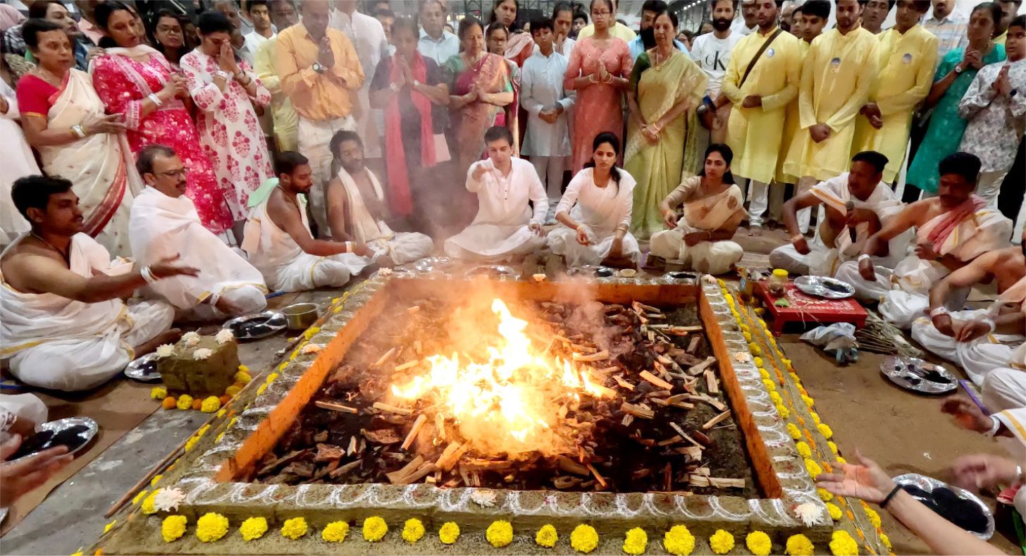 भव्य एवं दिव्य महाशिवरात्रि महोत्सव — शक्तिशाली मन्त्रोच्चारण से सम्पुटित २४ घण्टों का अखण्ड हवन।