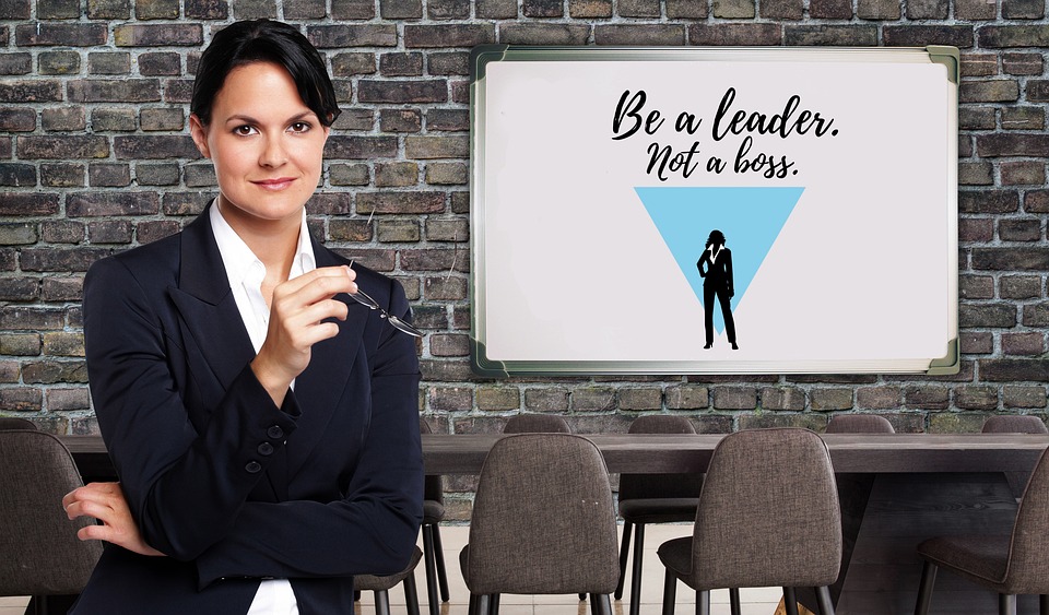 Leaders lady with the text: Be a leader, not a boss