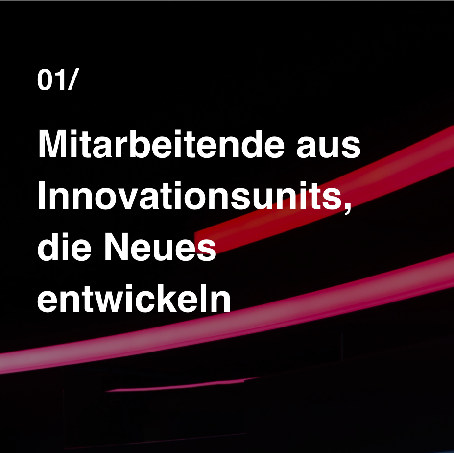 Dieses Bild hat einen schwarzen Hintergrund. Es bietet Informationen zu der ersten Zielgruppe, für die dieser Online-Kurs geeignet ist. In der mittleren Ebene des Bildes sind drei Neon Farbende Lichtstrahlen zu sehen. Zwei davon sind pink und einer davon rot. Im Vordergrund steht ein Text, der die erste Zielgruppe beschreibt: Innovations- und Digitalmitarbeiter:innen im Mittelstand, die neue Initiativen vorantreiben.