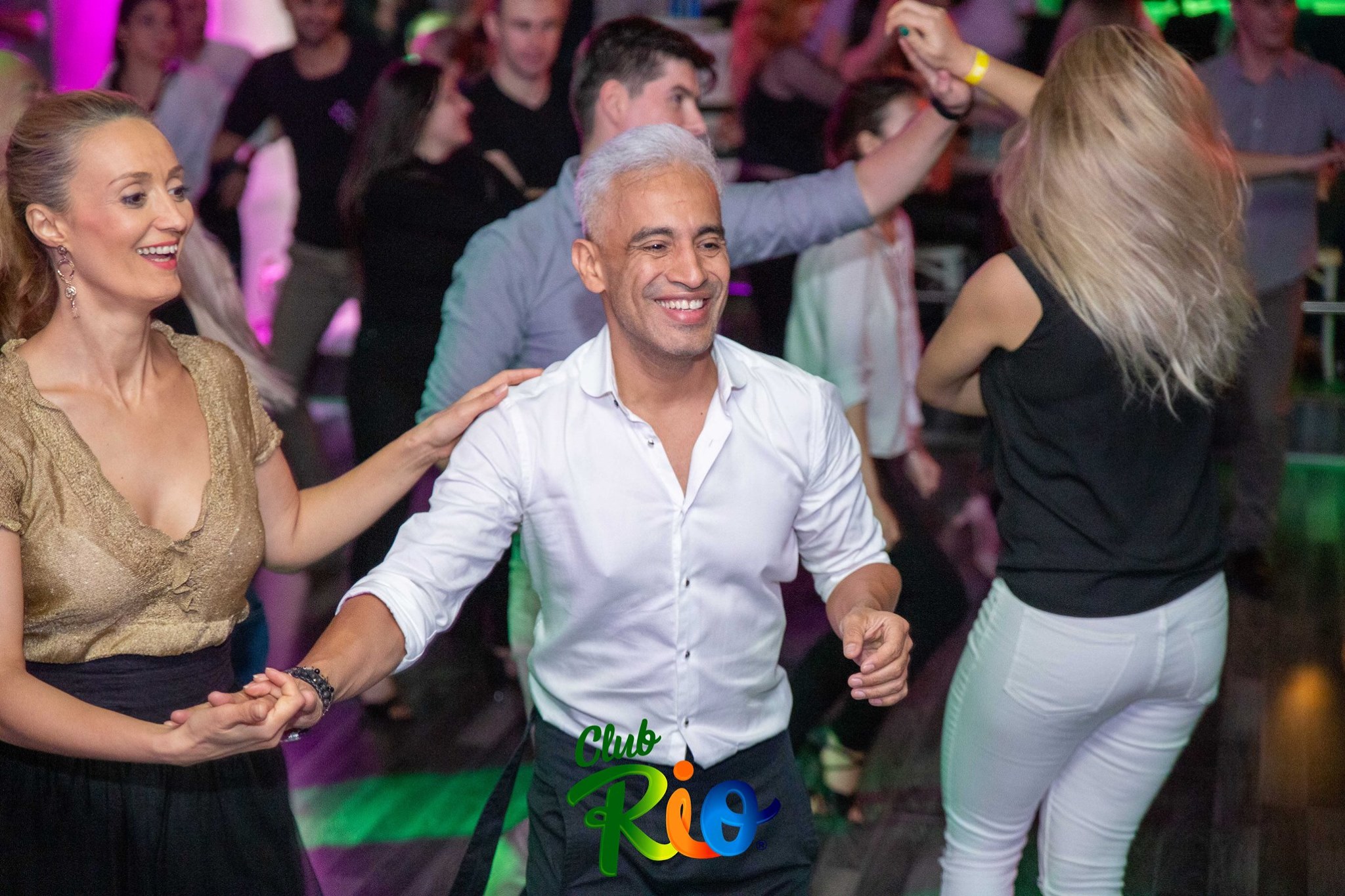 Wilmark si Ioana danseaza in discoteca