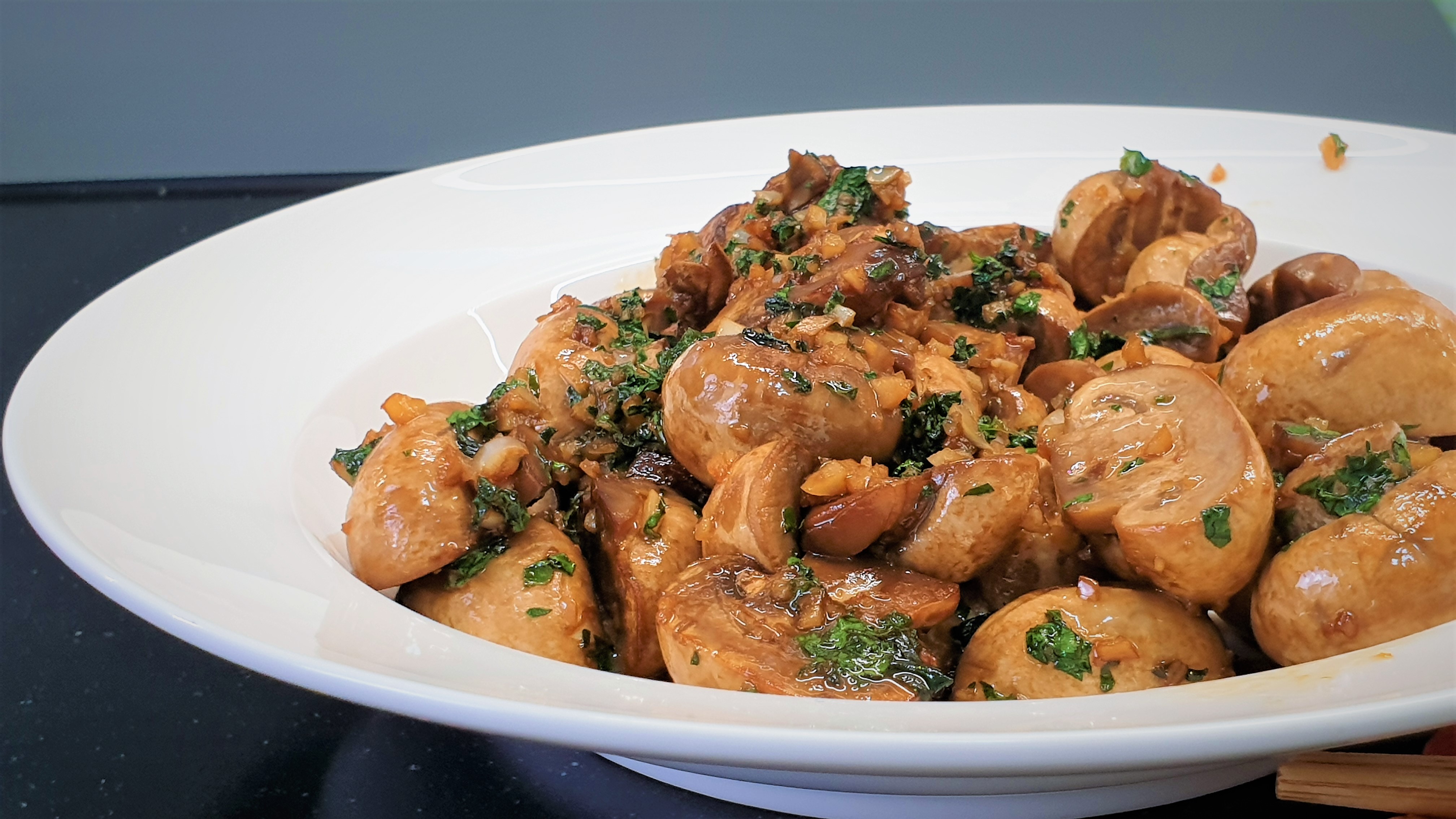 White Button Mushrooms with Garlic, Wine & Coriander