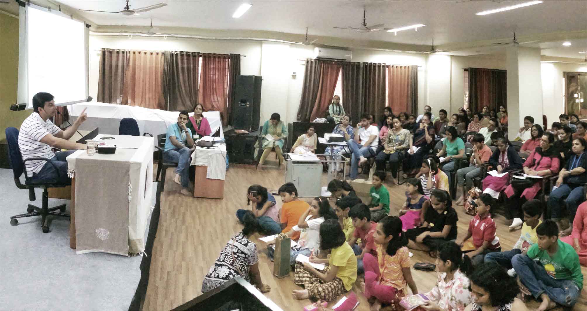Acharya Upendra Ji addressing sadhaks