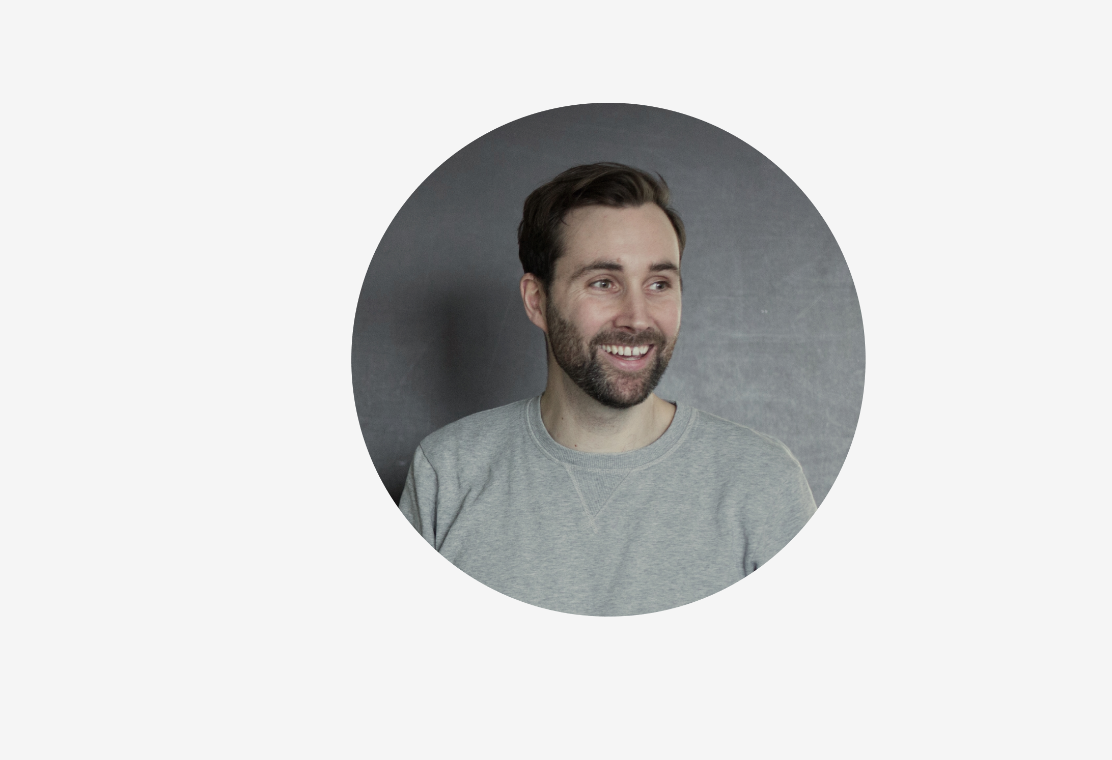 Auf diesem Bild ist der Dozent Nicolas Kittner lächeln abgebildet.