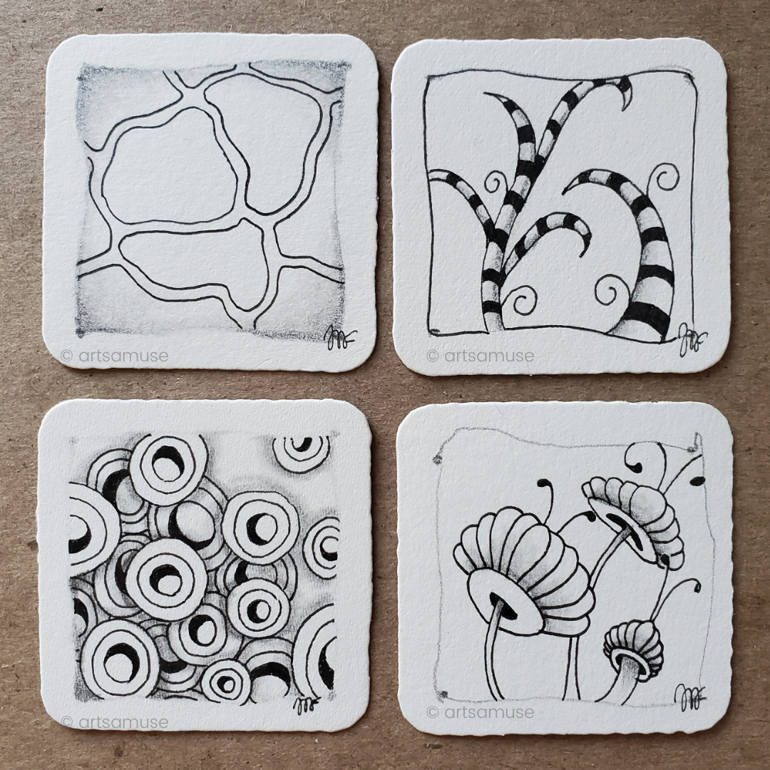 Four black and white drawings of different abstract patterns (en français : Quatre dessins en noir et blanc de différents motifs abstraits.)