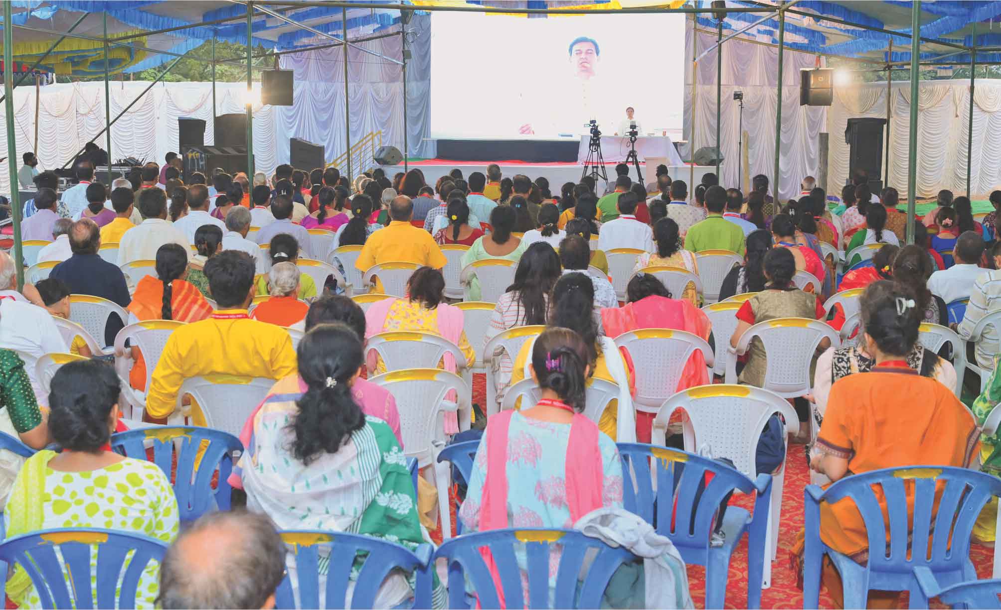 Sadhaks attending discourse by Acharya Upendra Ji