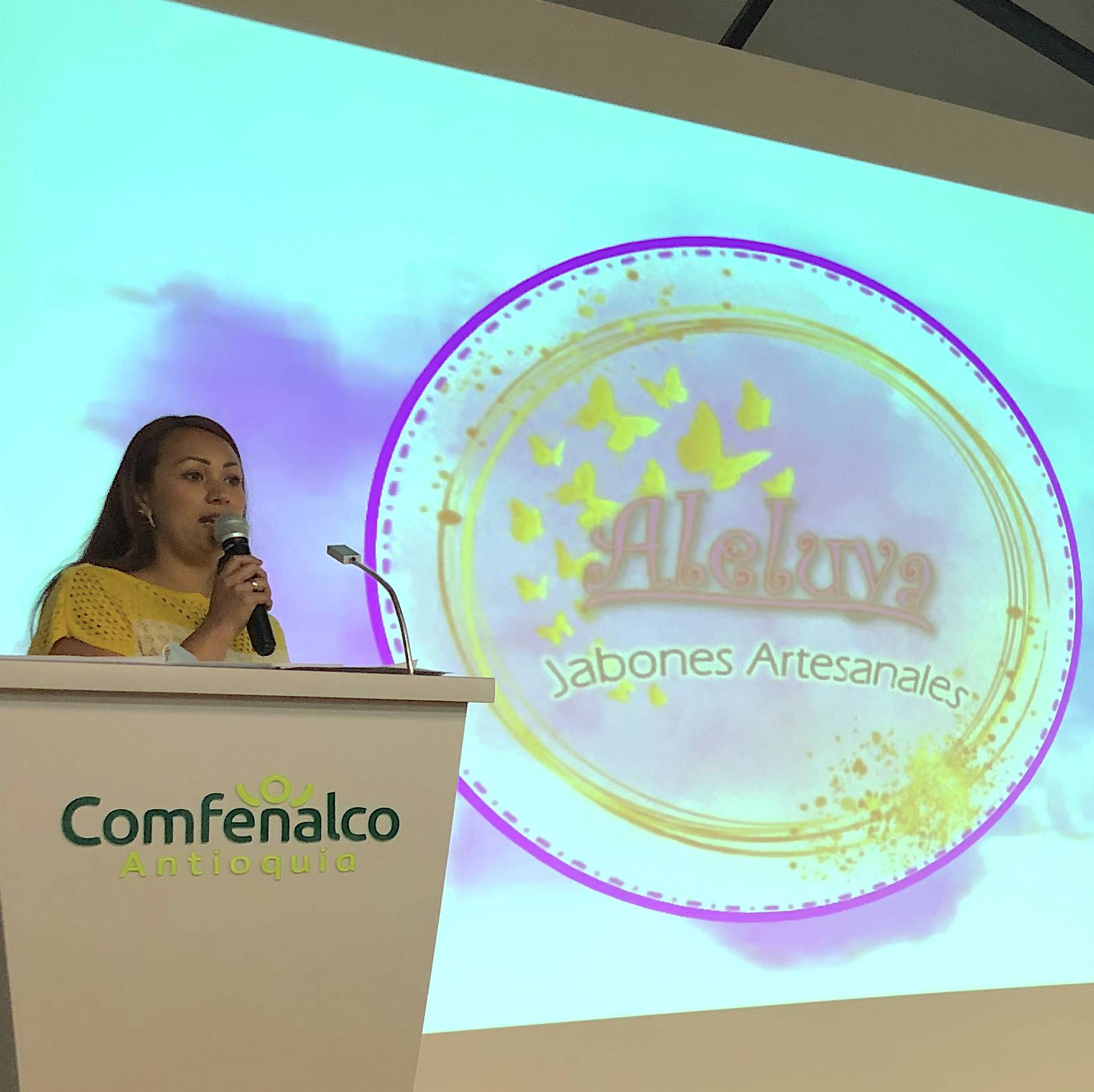 Emprendedora presentando su pitch frente a posibles aliados e inversionistas