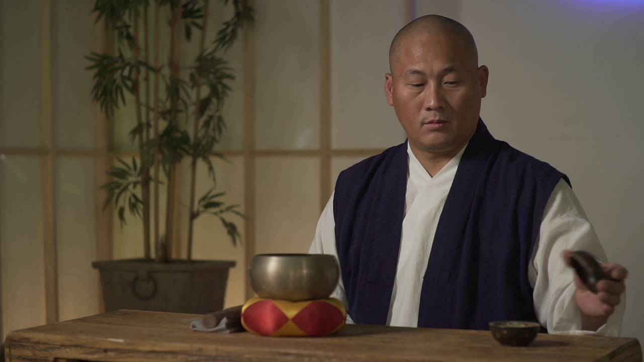 Grand Master Shi Yanxu performing tea ceremony