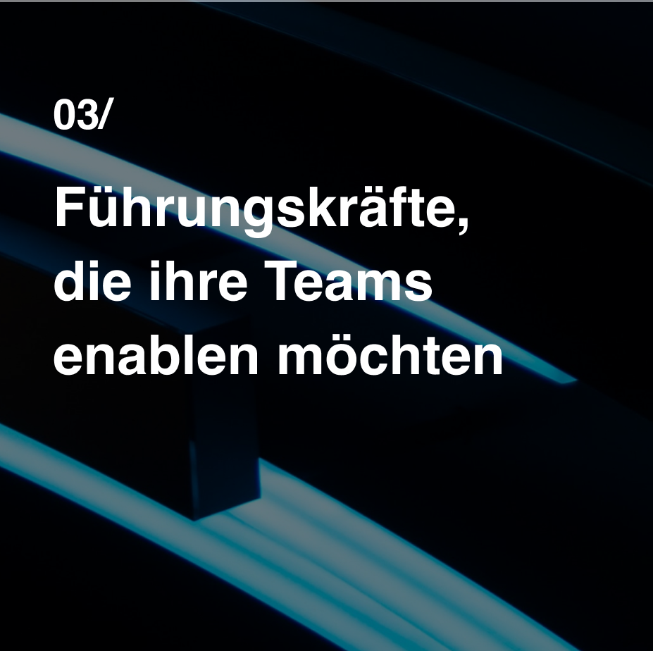 Dieses Bild hat einen schwarzen Hintergrund. Es bietet Informationen zu der dritten Zielgruppe, für die dieser Online-Kurs geeignet ist. In der mittleren Ebene des Bildes sind eine Vielzahl an Lichtstrahlen zu sehen. Sie sind weiß und blau. Im Vordergrund steht ein Text, der die dritte Zielgruppe beschreibt: Führungskräfte im Mittelstand, die ihre Produkt-Teams enablen möchten.
