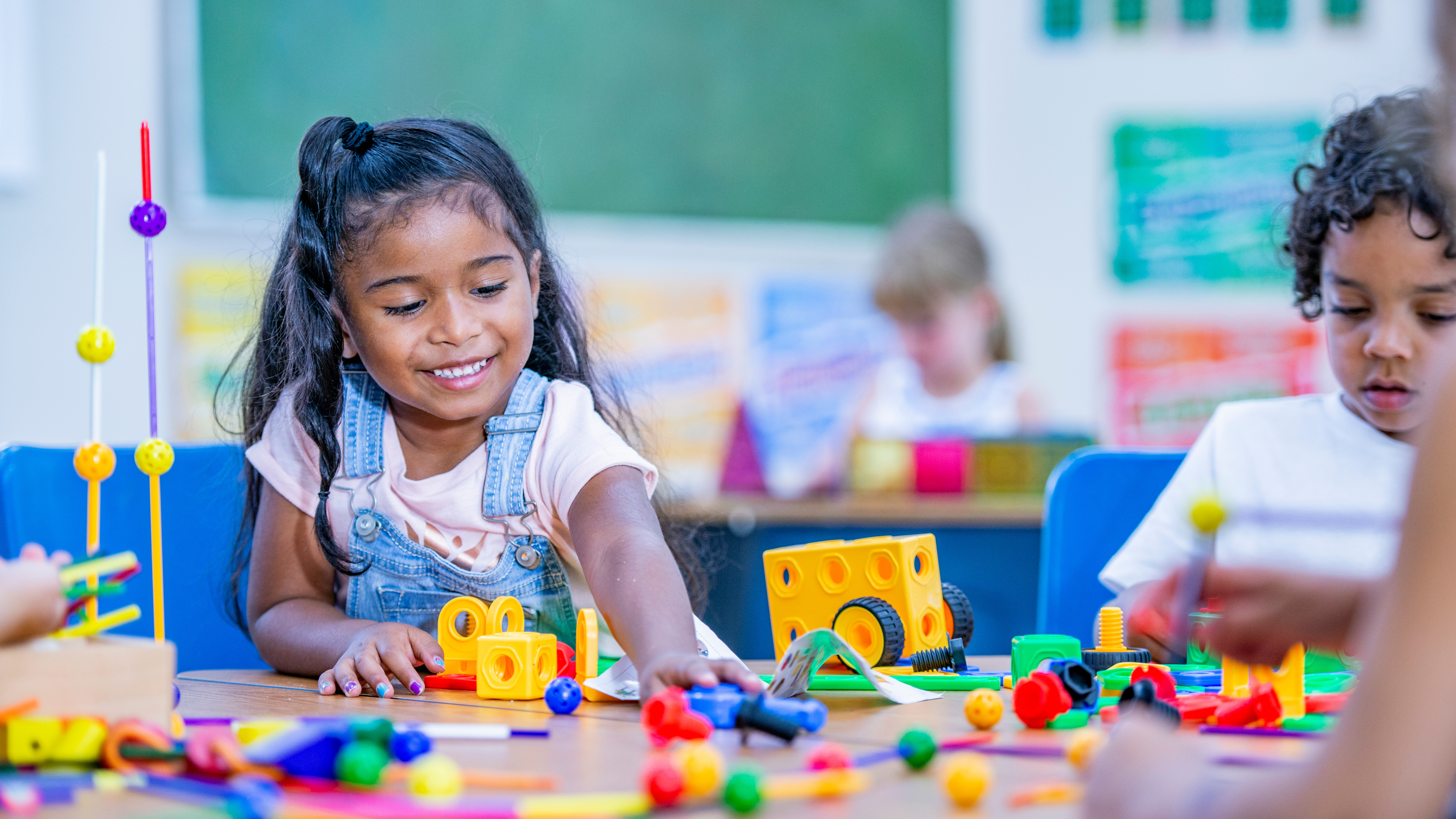 girl using STEM building blocks