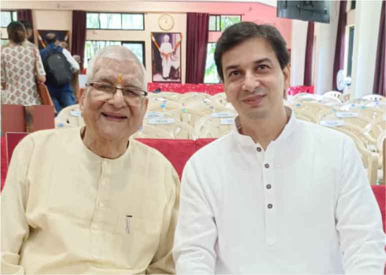 Acharya Upendra Ji in discussion with Shri O.P. Tiwari Ji