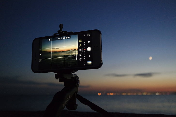 Photo d&#39;un smartphone installé sur un trépied stabilisateur pour prendre une photo de paysage de nuit