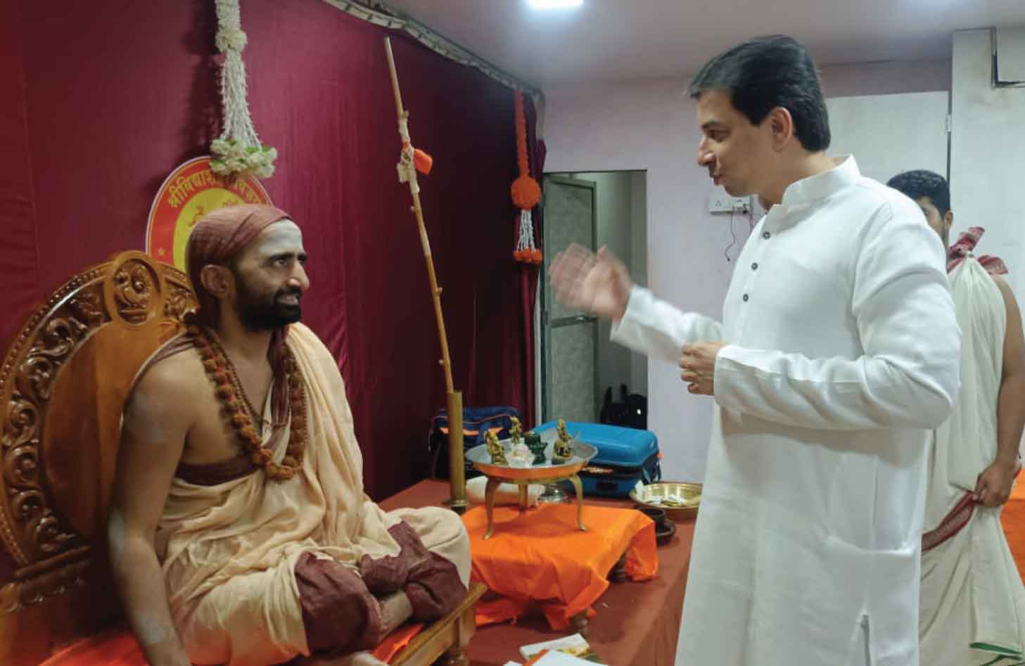 Acharya Upendra Ji in discussion with Shree Shree Abhinava