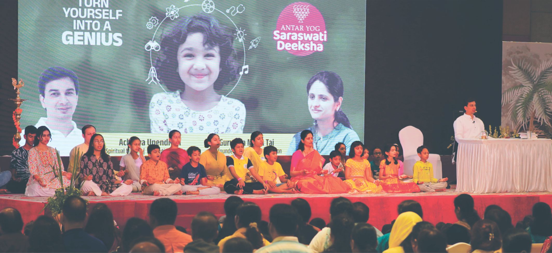 शक्तिशाली ‘सरस्वती दीक्षा’ — आचार्य उपेन्द्र जी एवं गुरुमाता नीता ताई के पावन सान्निध्य में।