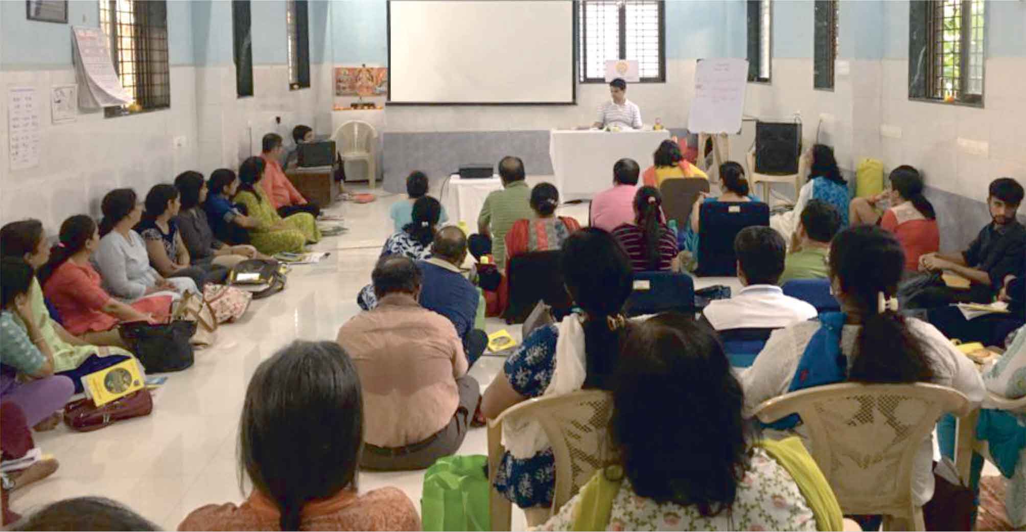 Acharya Upendra Ji addressing sadhaks