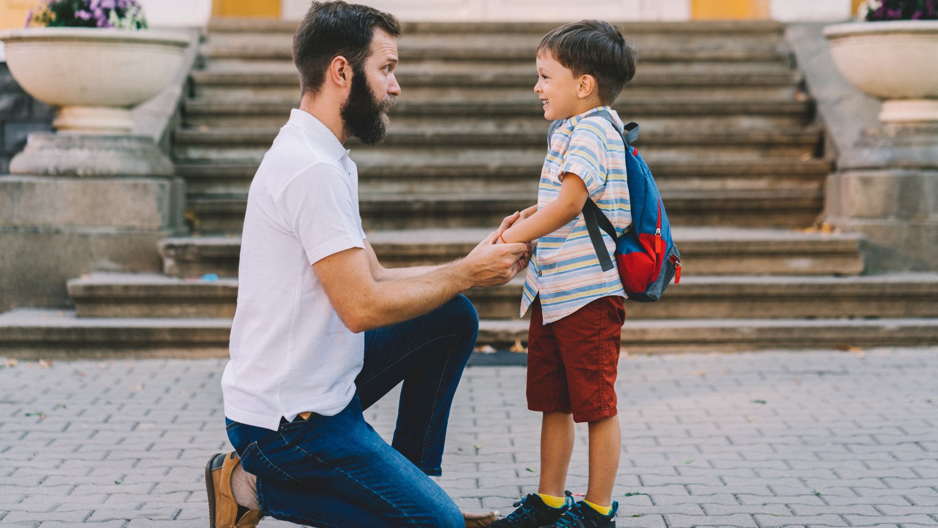 И одного из родителей который. Папа в здании. Не перебивать картинка для детей.