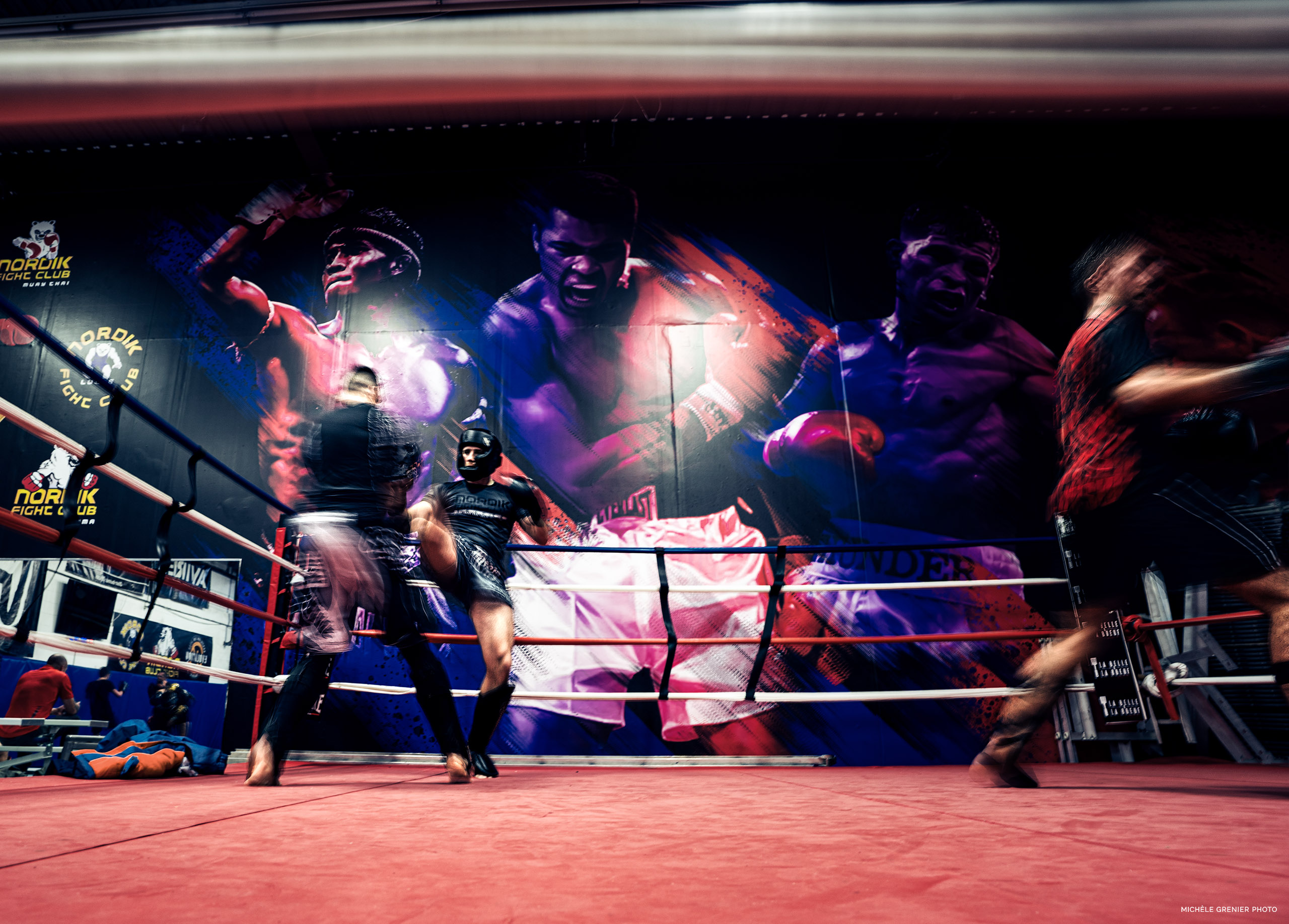 Photo d&#39;arts martiaux mixtes MMA prise à une vitesse lente avec un effet de flou de mouvement