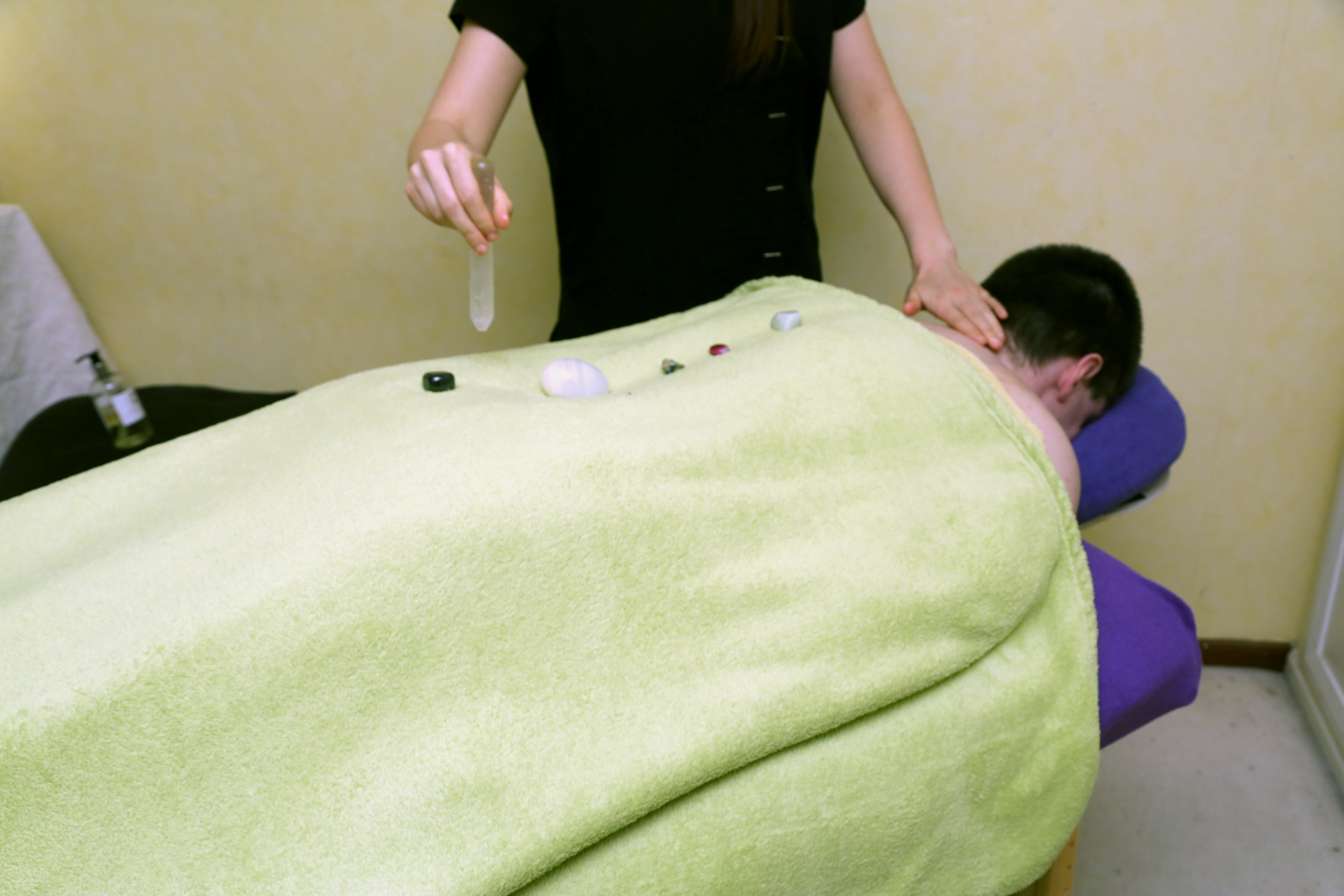 Man getting reiki therapy