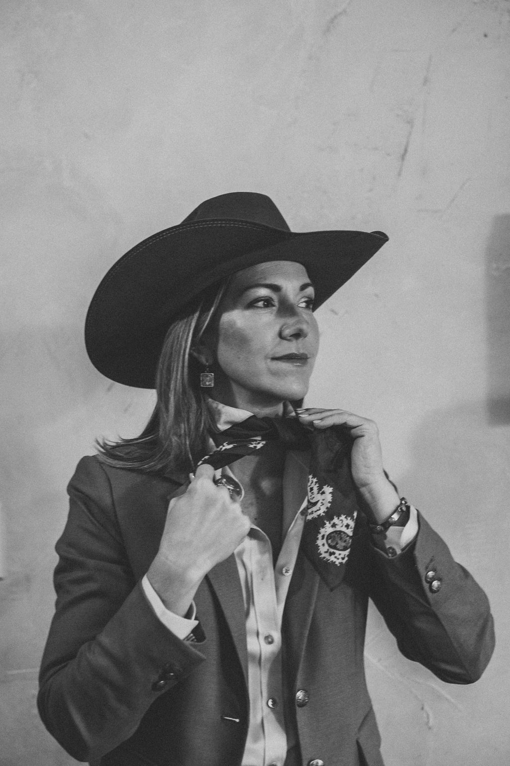 Nicky Tiffany tying scarf