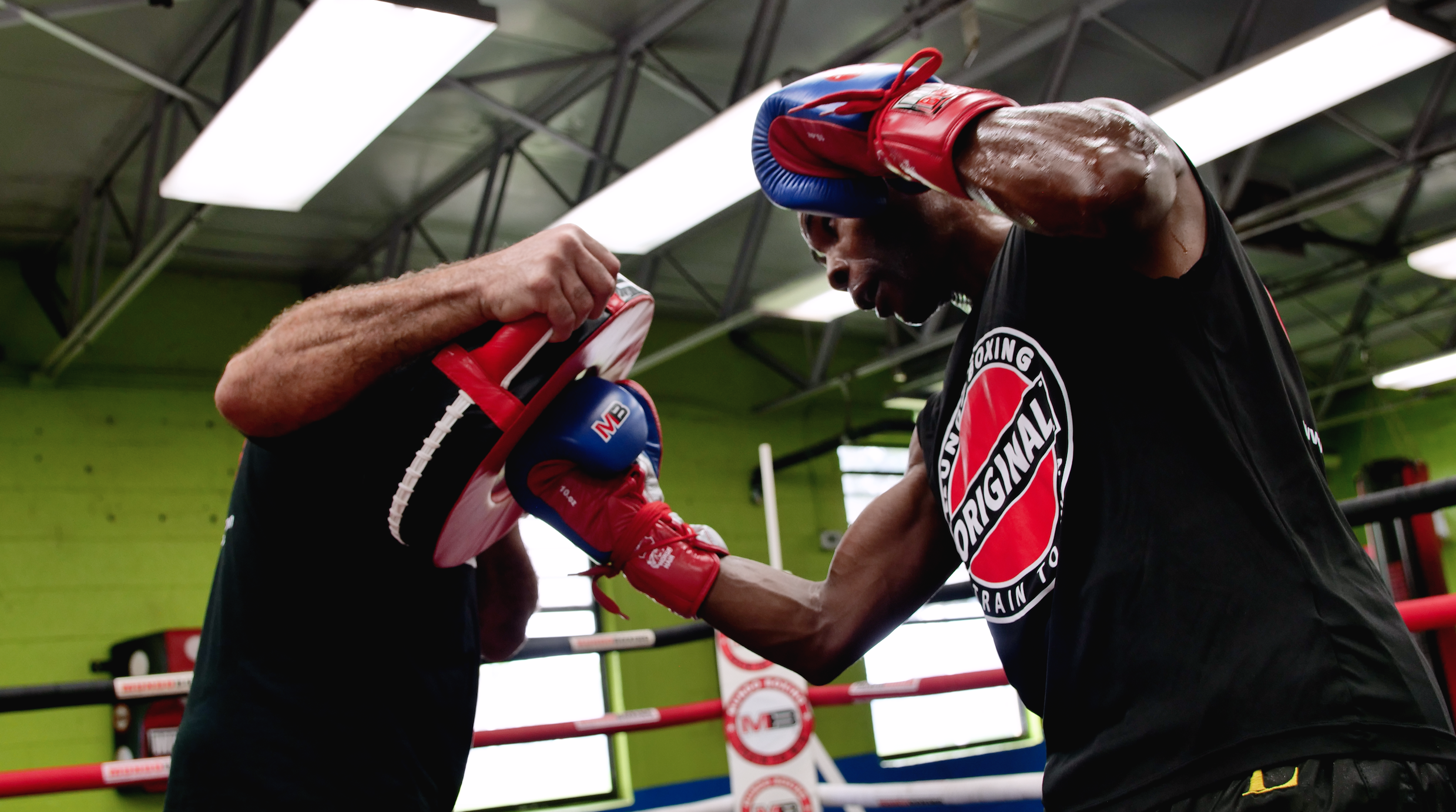 Combinaciones con manoplas boxeo