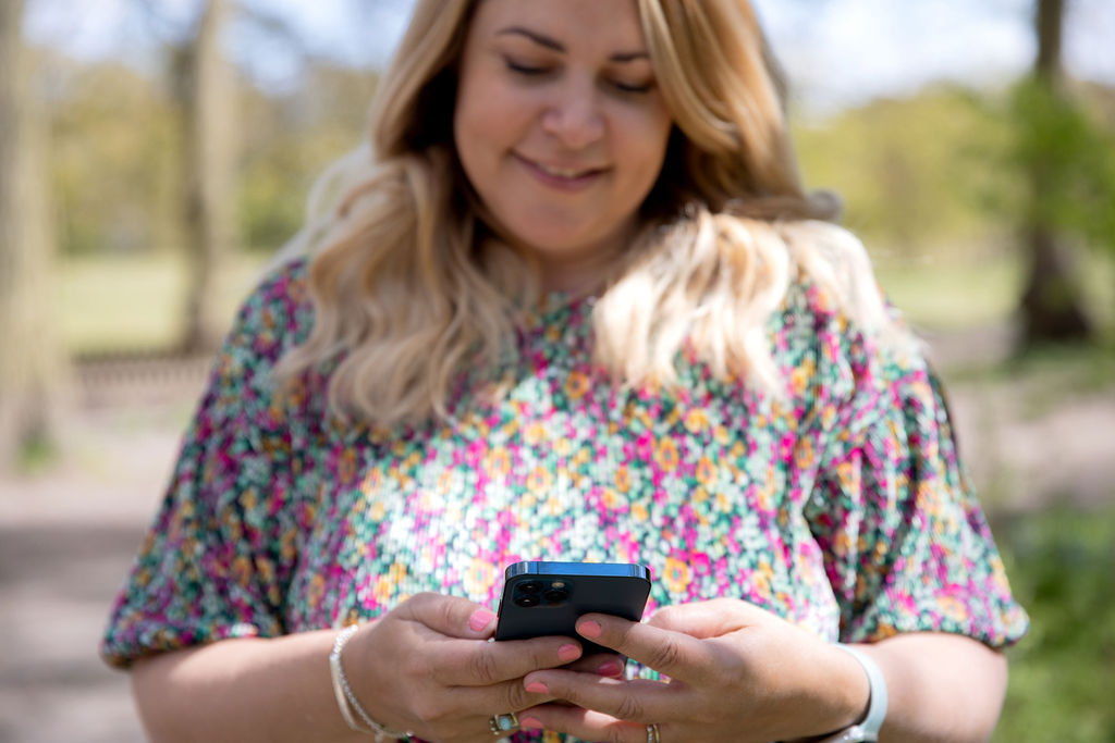 Emma from Los Social holding phone