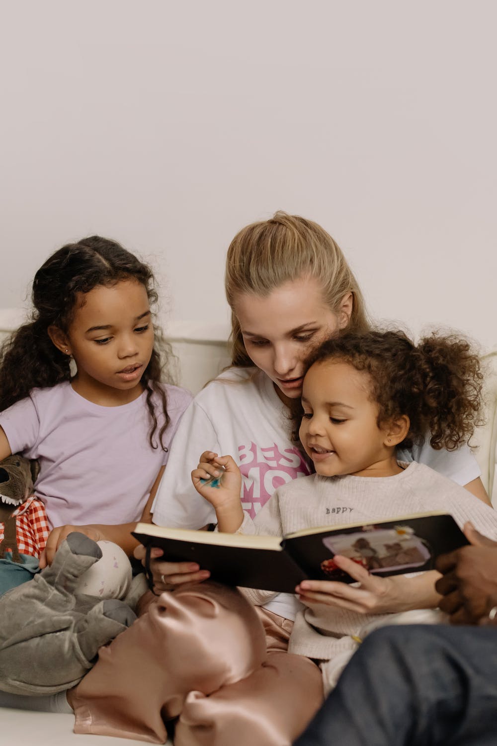 children-reading-with-parent
