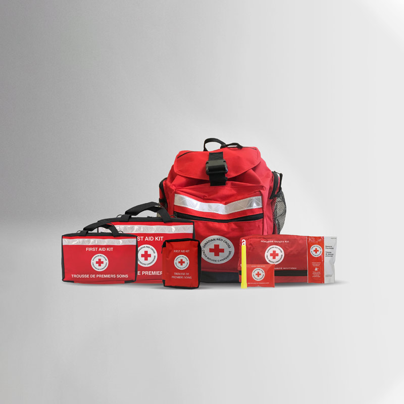 Petite sélection de trousses de premiers secours de la Croix-Rouge, de différents types et tailles, sur fond blanc.