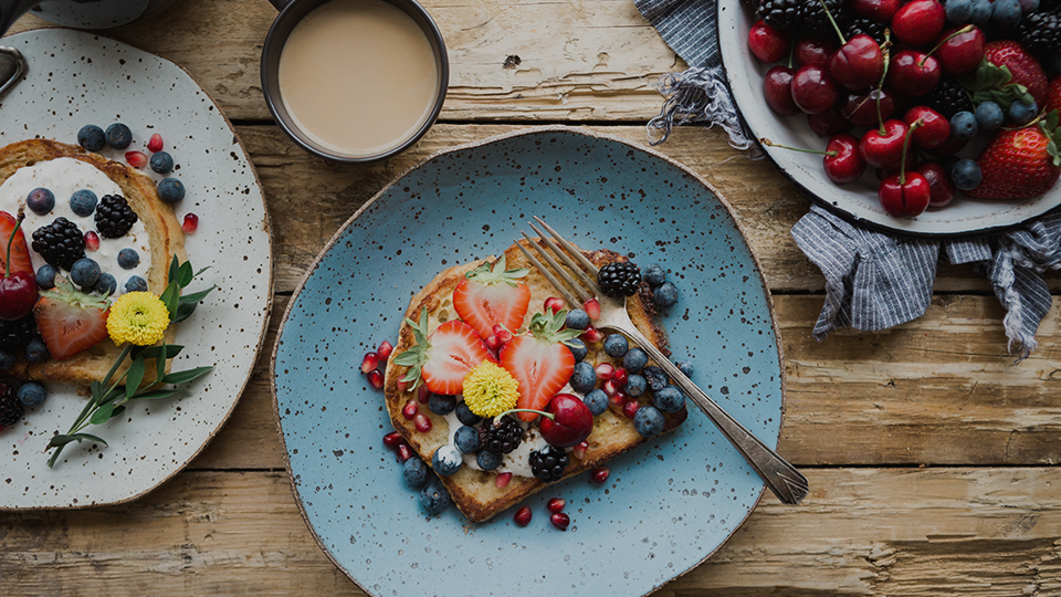 Pan saludable con muchas frutas sobre una mesa de madera