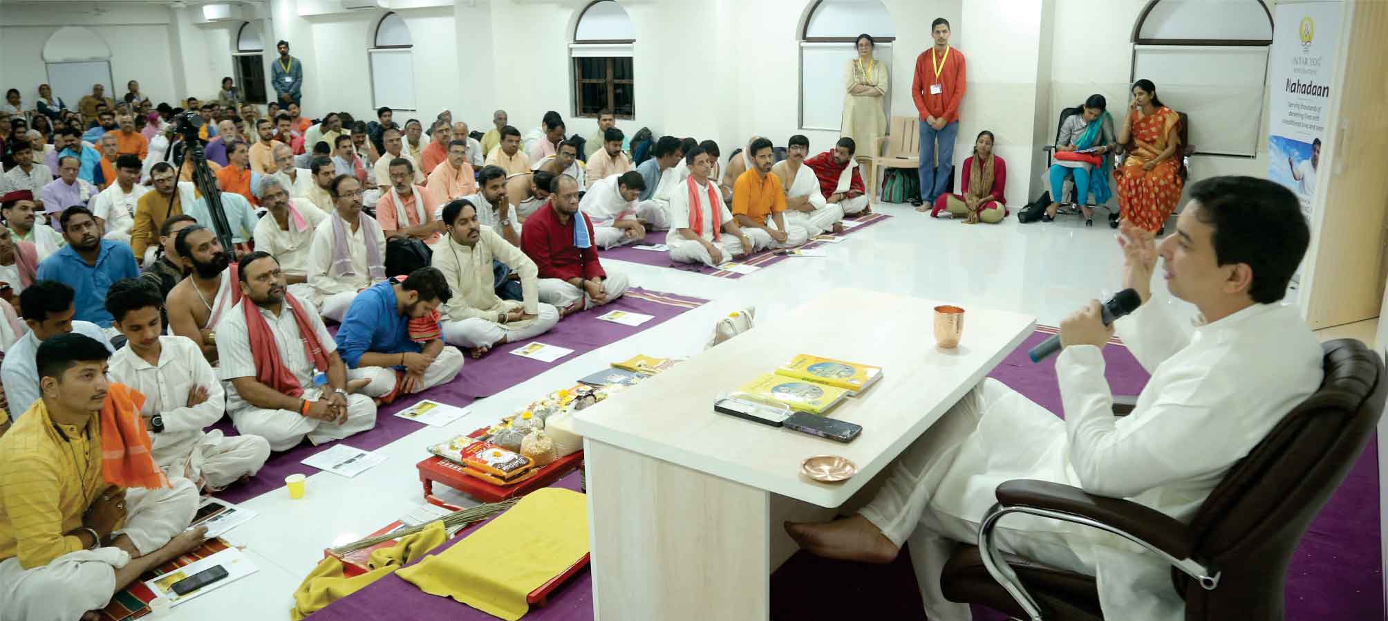 Acharya Upendra Ji addressing brahmans