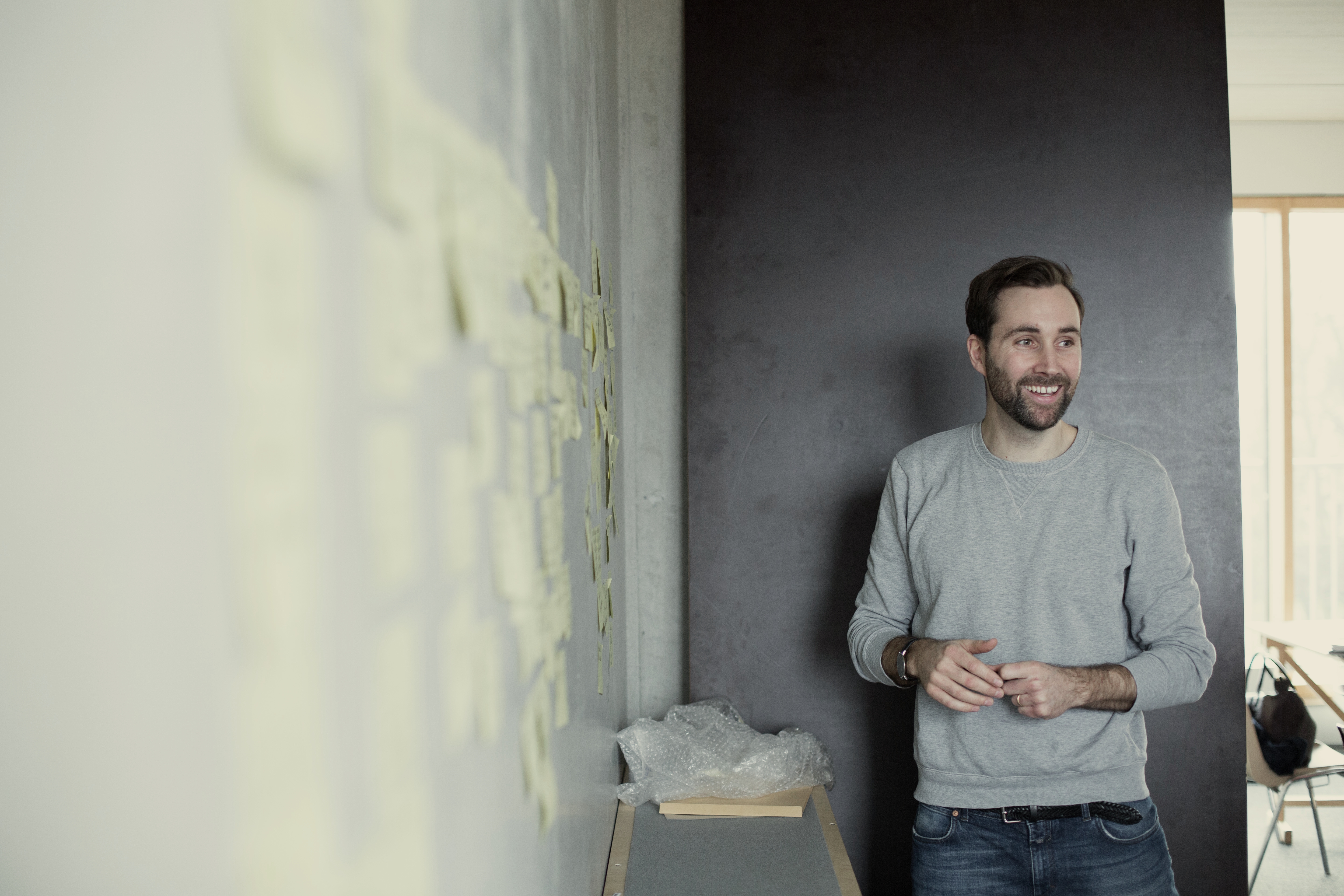 Rechts auf dem Bild ist der Dozent Nicolas Kittner lächelnd abgebildet. Links befindet sich Text, der den Titel sowie das Thema des angebotenen Online-Kurses wiedergibt. Der Kurs heißt Product-Market Fit. Dies ist das Framework für erfolgreiche Innovationen im Mittelstand.