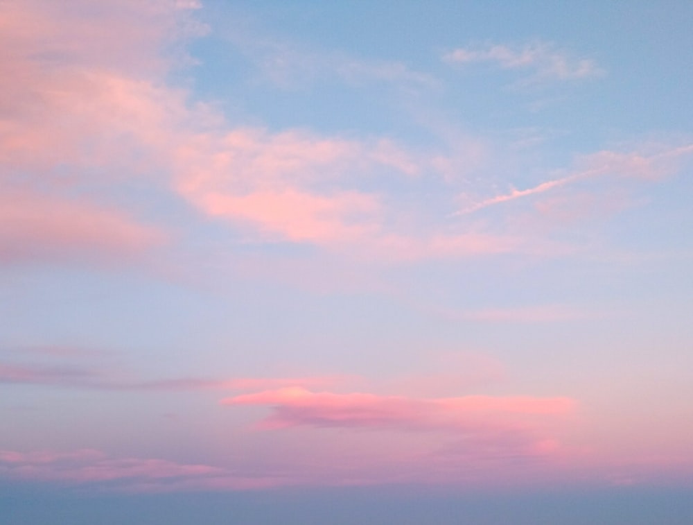 Beautiful blue sky with pink clouds describing the expansive healing these workshops have to offer