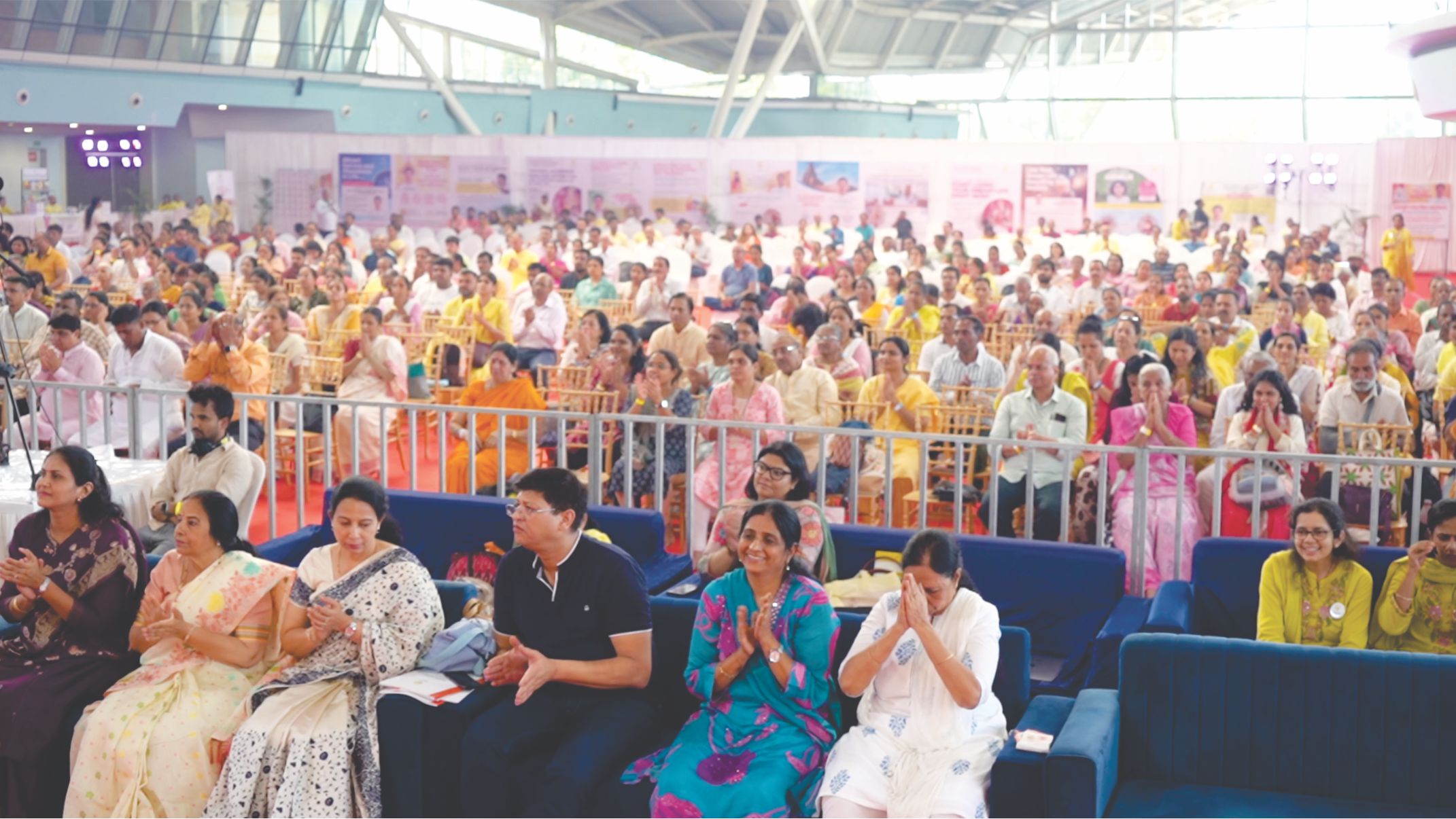 आचार्य उपेन्द्र जी के दुर्लभ एवं जीवन-परिवर्तनकारी ज्ञानसत्र को भक्तिभावपूर्वक तथा पूर्ण एकाग्रता के साथ श्रवण करते हुए उपस्थित साधकगण।