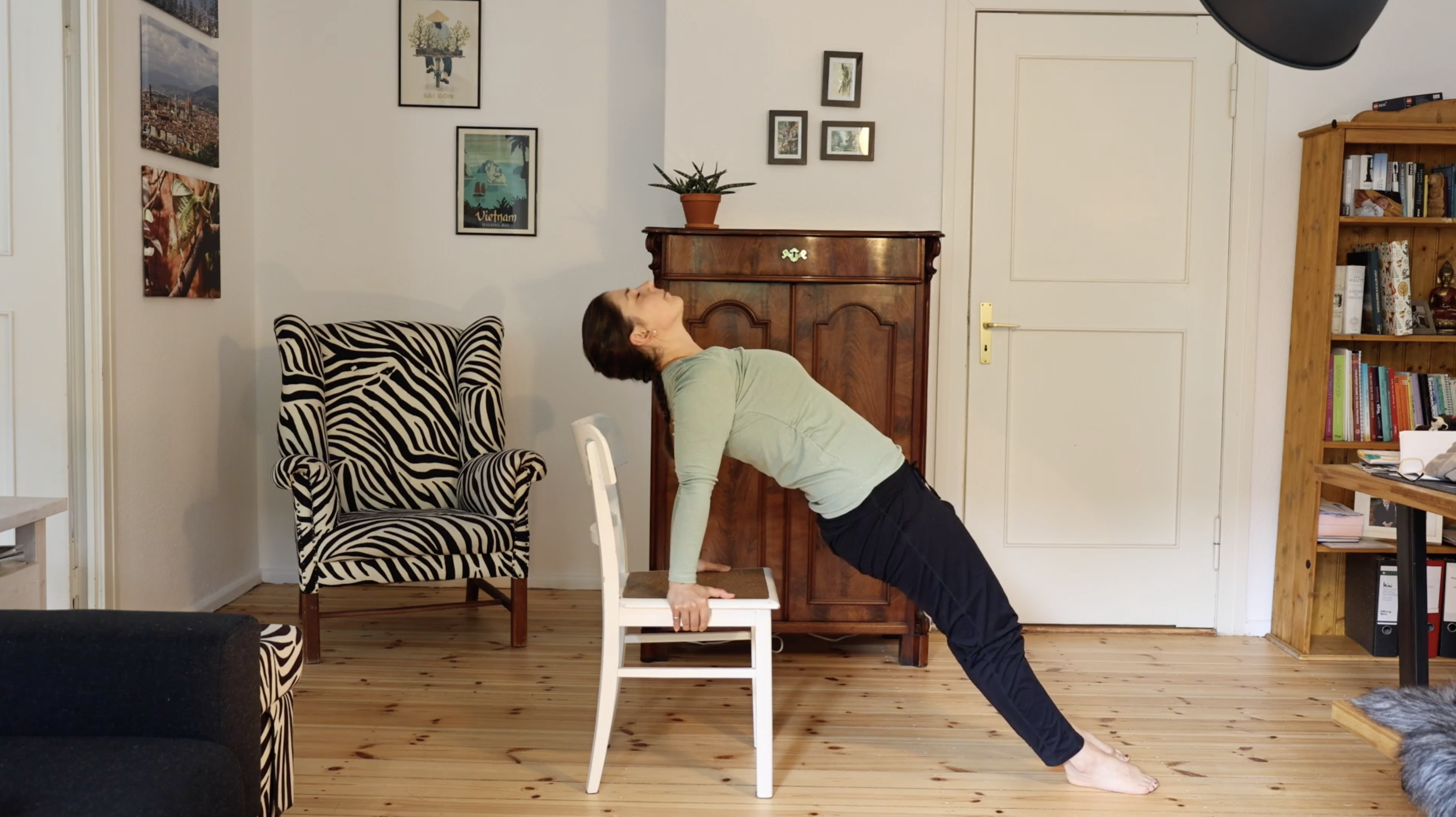 Yoga für zu Hause mit Stuhl