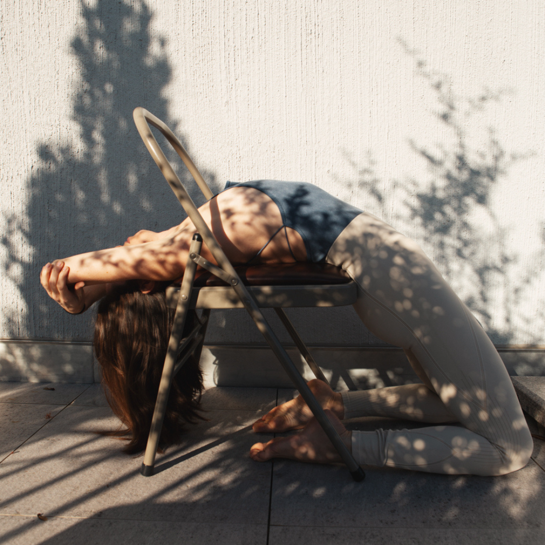 Mirjam Haymann in a yoga pose